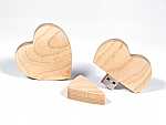 USB-Stick in Herzform aus hellem Holz mit Platz für individuelle Beschriftungen und Logos. Ideal für besondere Anlässe.