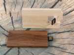 USB-Stick im Holzdesign mit hellbrauner und dunkelbrauner Oberfläche, ideal für individuelle Logos.