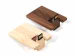 Zwei elegante Holz-USB-Sticks in hellbraun und dunkelbraun, ideal für individuelle Logodrucke.