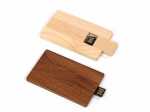 USB-Sticks aus Holz in hellbraun und dunkelbraun mit Platz für individuelles Branding oder Logo. Ideal für nachhaltige Werbung.