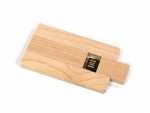 USB-Stick aus hellem Holz mit schmalem Gehäuse und Platz für individuelle Logo-Gestaltung. Ideal für nachhaltige Werbung.