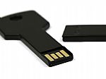 USB-Stick in schlüsselförmigem Design mit mattschwarzem Gehäuse und Platz für individuelle Logo-Gestaltung.