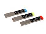 Drei USB-Sticks in verschiedenen Farben mit Platz für ein individuelles Logo auf der Oberfläche.
