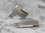 Drehbarer USB-Stick aus massivem Metall mit elegantem Design und Platz für individuelle Logos. Ideal für Werbung.