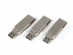 Drei elegante USB-Sticks aus Metall mit drehbarem Design und Platz für individuelles Branding. Ideal für Werbezwecke.