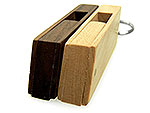 USB-Stick aus Holz in hell und dunkel, ideal zum Bedrucken mit individuellem Firmenlogo für Werbezwecke.