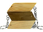 USB-Stick im ansprechenden Holzdesign mit Schlüsselanhänger und Platz für ein individuelles Logo. Ideal für Werbezwecke.