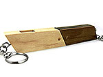 USB-Stick in modernem Holzdesign mit Schlüsselanhänger und Platz für individuelles Logo. Ideal als Werbegeschenk.