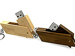 USB-Stick im Holzdesign mit Platz für individuelles Logo, ideal als Werbeartikel für Unternehmen.