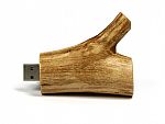 USB-Stick in Holzoptik mit natürlichem Design und Platz für eine individuelle Logo-Gravur. Ideal für umweltbewusste Marken.