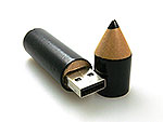 USB-Stick in Form eines Bleistifts mit einem kreativen Design und Platz für individuelle Logo-Bedruckung.