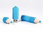 USB-Stick in Form eines blauen Bleistifts, ideal zum Individualisieren mit einem Firmenlogo oder Werbemotiv.