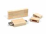USB-Stick aus hellem Holz mit abnehmbarer Kappe, ideal für individuelle Logo-Drucke und nachhaltige Werbeaktionen.