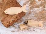 USB-Stick in Form eines Fisches aus Holz, ideal für religiöse Anlässe oder Konfirmationen. Individuell gestaltbar.