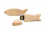 USB-Stick in Fischform aus Holz, ideal für kreative Anlässe wie Konfirmationen oder religiöse Feiern.