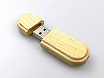 USB-Stick aus hellbraunem Holz mit ovalem Design und Platz für individuelles Logo. Ideal für Promotionzwecke.
