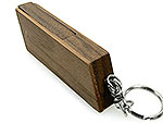 USB-Stick aus dunklem Holz mit praktischem Schlüsselanhänger für individuelle Logo-Gestaltung. Ideal für Werbung.