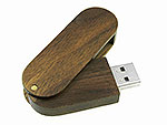 USB-Stick aus dunklem Holz mit ausklappbarem Design und Platz für Ihre individuelle Logo-Gestaltung.
