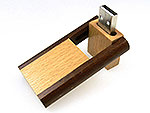 USB-Stick aus Holz mit drehbarer Mechanik und Platz für individuelles Logo, ideal für kreative Werbung.