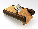 USB-Stick aus dunklem Holz mit Drehmechanik und Platz für individuelle Logo-Gestaltung. Ideal für Werbezwecke.