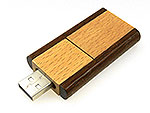 USB-Stick aus dunklem Holz mit hellen Akzenten, ideal für individuelle Logo-Drucke und als Werbegeschenk.