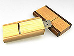 USB-Stick mit eleganter Holzoptik und drehbarem Mechanismus, ideal für individuelle Logo-Drucke.