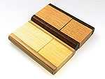 USB-Stick aus Holz mit zwei verschiedenen Holzfarben und Raum für individuelles Branding oder Firmenlogo.