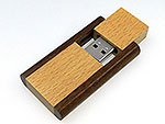 USB-Stick mit Holzgehäuse in dunkler und heller Ausführung, ideal für individuelles Branding und Firmenlogos.