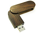 USB-Stick aus dunklem Holz mit ausklappbarem Gehäuse und Raum für individuelle Logo-Gestaltung.