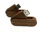 USB-Stick aus dunkelbraunem Holz, ausklappbar mit Platz für individuelle Logo-Druckgestaltung. Ideal für Werbezwecke.