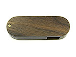 USB-Stick in ovaler Form aus dunkelbraunem Holz mit einem ausklappbaren Gehäuse und Platz für individuelle Beschriftungen.