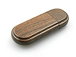 USB-Stick aus dunklem Holz im ovalen Design, ideal für individuelle Logo-Drucke und als Werbemittel.