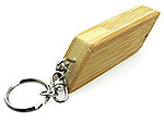 USB-Stick aus hellem Holz mit Schlüsselanhänger und Platz für individuelle Logo-Gestaltung. Ideal für Werbezwecke.