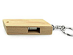 USB-Stick aus hellem Holz mit Schlüsselanhänger und Platz für individuelle Logo-Gestaltung. Ideal für Werbezwecke.