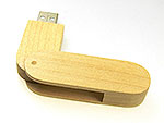 USB-Stick aus hellem Holz, klappbar mit Platz für individuelles Logo und Werbedruck. Ideal für geschäftliche Präsentationen.