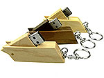 USB-Stick im Holzdesign mit Schlüsselring und Platz für individuelles Logo oder Branding. Ideal für Werbung und Geschenkaktionen.