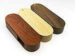 USB-Stick im eleganten Holzdesign, erhältlich in verschiedenen Holzfarben, ideal für individuelle Firmenlogos.
