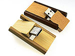 USB-Sticks aus Holz mit beidseitig herausziehbarem Mechanismus und Platz für individuelle Logos.