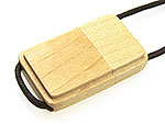 USB-Stick aus hellem Holz mit Kordel, ideal für individuelle Werbung und Logos. Praktisch und umweltfreundlich.