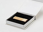 USB-Stick aus hellem Holz, elegant verpackt in einer weißen Geschenkbox mit schwarzem Schaumstoff. Ideal für individuelle Logos.