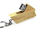 USB-Stick aus hellem Holz mit Schlüsselanhänger und Platz für individuelles Logo. Ideal für Werbezwecke.