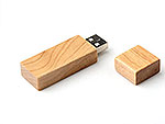 USB-Stick aus leichtem Holz mit schrägem Design und Platz für individuelles Branding oder Firmenlogo.