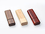 USB-Stick aus Holz in drei Farben: hell, dunkel und rot, ideal für individuelle Logo-Drucke und Werbeaktionen.