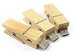 USB-Stick im Design einer Wäscheklammer aus hellem Holz mit praktischem Anschluss für individuelle Werbung.