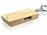Hochwertiger USB-Stick aus hellem Holz mit Schlüsselanhänger und Platz für individuelles Branding.
