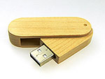 USB-Stick aus Holz mit ovalem Design und abklappbarem Gehäuse für individuellen Branding-Bereich.