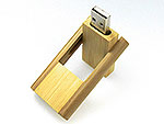 USB-Stick aus hellem Holz mit drehbarer Mechanik und Platz für individuelle Logos. Praktisch und umweltfreundlich.