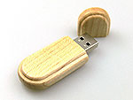 USB-Stick aus hellem Holz mit abnehmbarem Deckel und Platz für individuelles Branding. Ideal für nachhaltige Werbung.