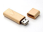 USB-Stick aus hellem Holz mit abnehmbarem Deckel und Platz für individuelle Logos. Idealer Werbeartikel für umweltbewusste Unternehmen.