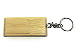 USB-Stick aus hellem Holz mit Schlüsselring, ideal für individuelle Logo-Drucke und umweltbewusste Werbung.